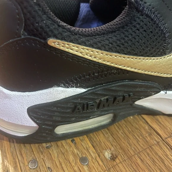 Nike Air Max Excee Women’s 7.5 Low Black Metallic Gold - Picture 3 of 8